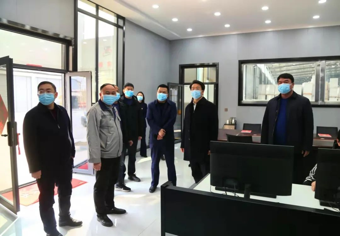新密市市委副書記、市長程洋調(diào)研新密市正興耐火材料有限公司，送服務強信心，沖刺首季“開門紅”！(圖1)